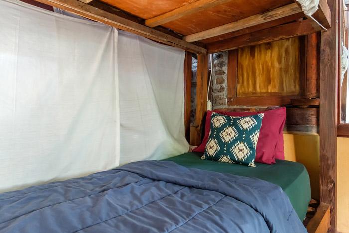 W3 - Bed In 6 Bed Mixed Dormitory AC - Wave And Chill House at Twospaces