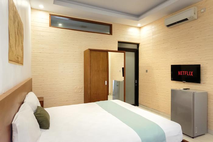 w4 - Superior Double Room Monthly - Saren Guest House Bali at Twospaces