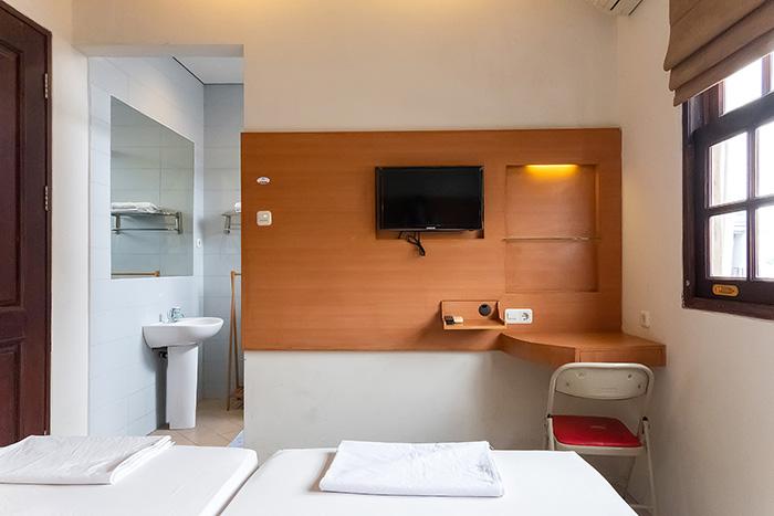 W4 - Standard Double Daily - Family Guest House Kupang Baru at Twospaces