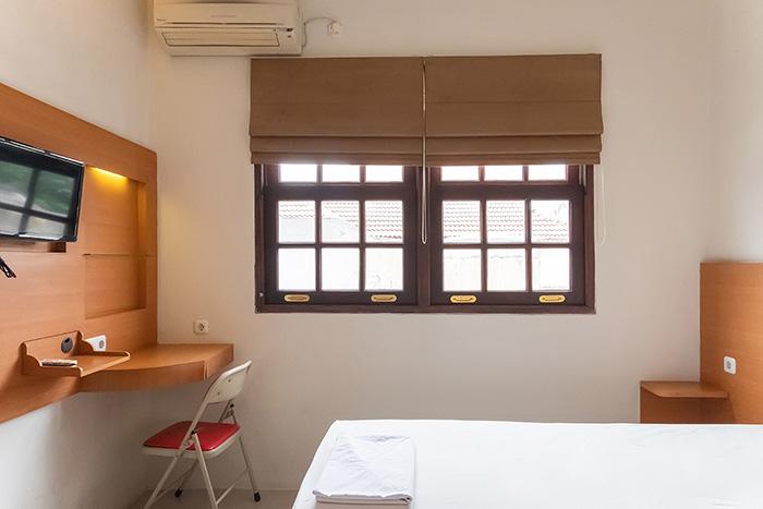 W5 - Standard Double Daily - Family Guest House Kupang Baru at Twospaces