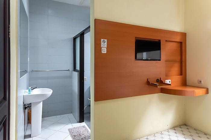W6 - Standard Twin Daily - Family Guest House Kupang Baru at Twospaces